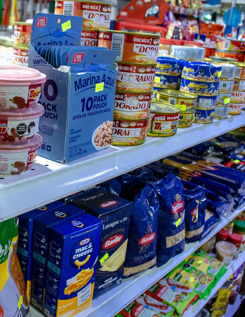 Interior de Miscelanea Angelica en El Sargento, mostrando pasillos limpios y organizados con productos frescos